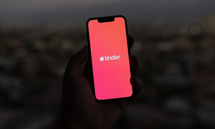 „Tinder“ pažadėjo pasiaiškinti dėl ES vartotojams taikomų skirtingų kainų