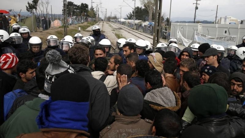 Migrantai protestavo prie tvoros tarp Graikijos ir Makedonijos