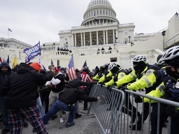 Dėl išpuolio prieš Kapitolijų nuteisti 6 „Oath Keepers“ nariai 