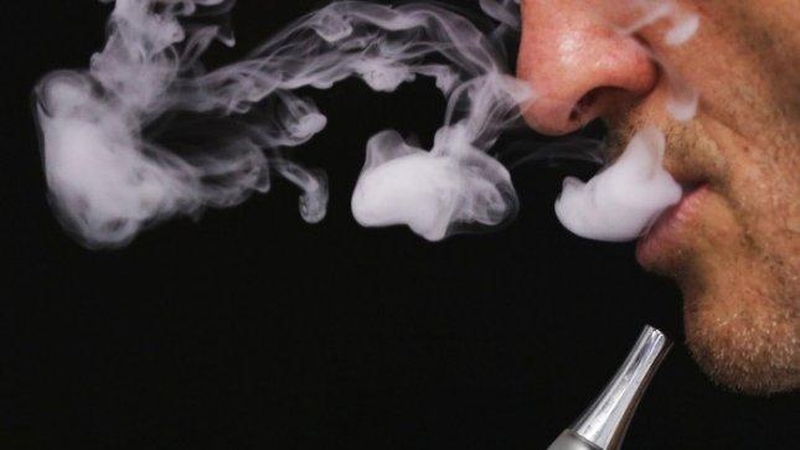 Seimas apribojo elektroninių cigarečių rūkymą Lietuvoje