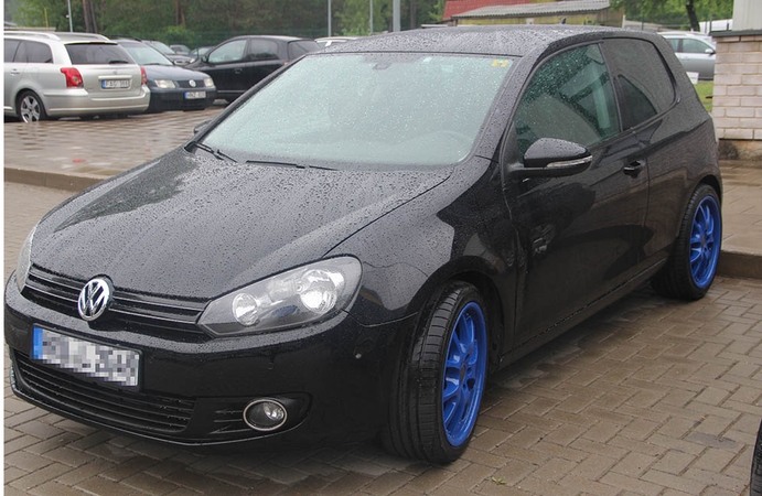 Vokiečio vairuoto “Volkswagen Golf” kėbulo numeris, įtariama, buvo suklastotas 