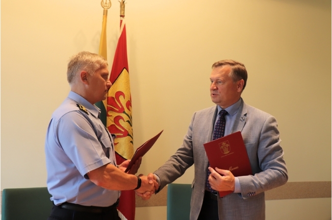 Sutartį pasirašė Alytaus rajono meras A.Vrubliauskas ir Alytaus pataisos namų direktorius G.Lepiochinas