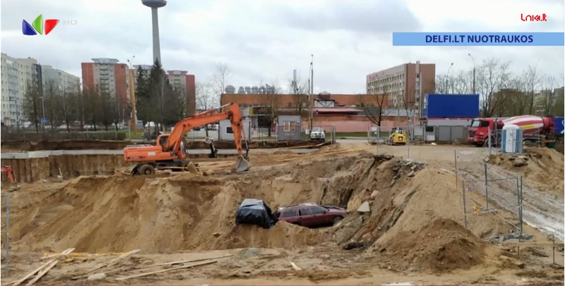 Statybvietės duobėje – du automobiliai