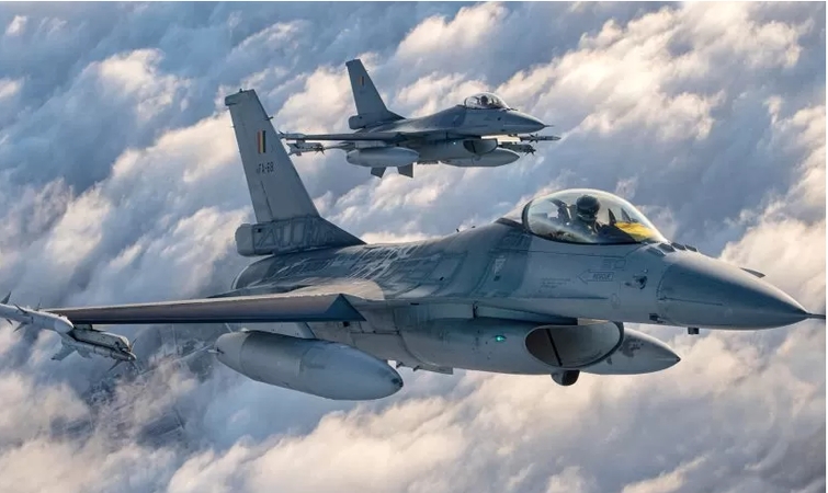 NATO naikintuvai keturis kartus kilo palydėti Rusijos orlaivių