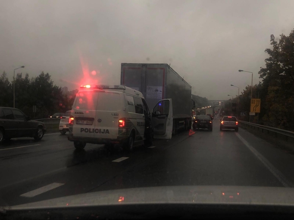 Važiuojant link „Megos“ susidūrė vilkikas ir „Lexus“