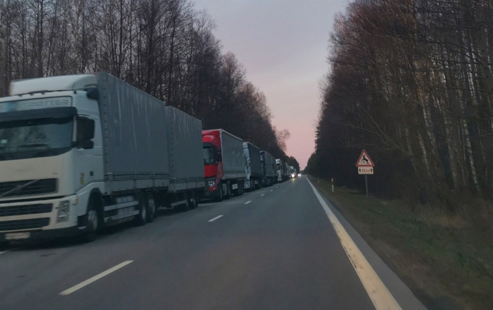 Pareigūnai tikrina krovininio transporto kelionės leidimus pasienyje su Lenkija