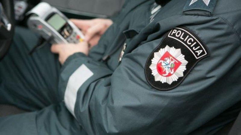 Neblaivi moteris su pagaliu puolė girtą kaimynę ir jos vaikus