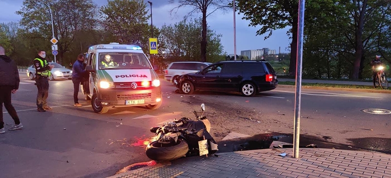 Per avariją Jonavos gatvėje sužalotas motociklininkas
