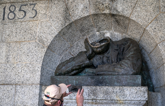 PAR: vandalai suniokojo politiko ir pramonininko C. Rhodeso biustą