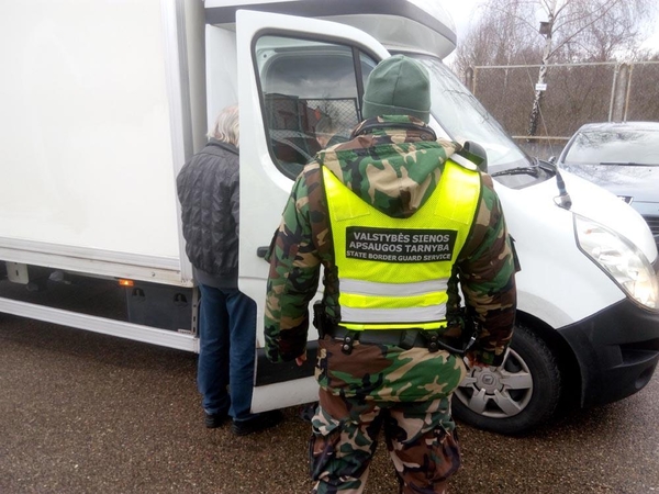 VSAT pareigūnams įkliuvo klastotes pateikę du vairuotojai iš Lenkijos