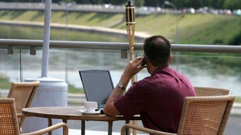 Puodeliai ant kavinės durų – informacija lankytojams, paskata savininkams