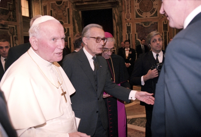 Vatikanas balandžio 27 d. šventaisiais paskelbs Joną Paulių II ir Joną XXIII