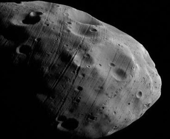 Kas išgraviravo Fobą? "Mars Express" kadruose – gluminančios Marso mėnulio rievės