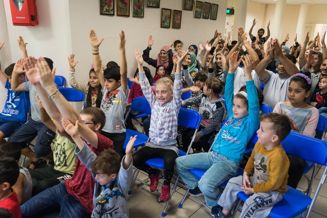 Rukloje gyvenantiems pabėgėliams – ir iliuzionisto triukai, ir tautiniai šokiai