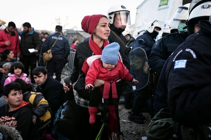 Migrantai blokuoja geležinkelį Graikijos ir Makedonijos pasienyje