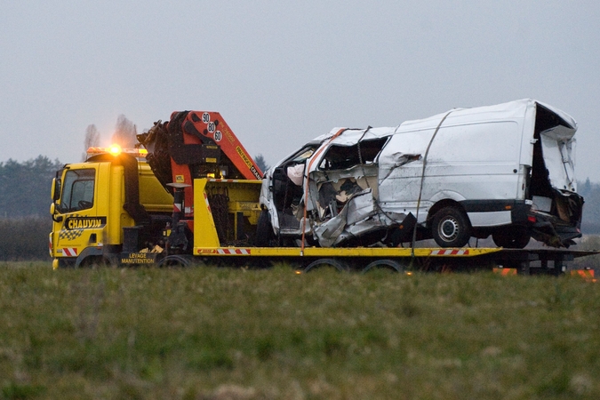Prancūzijoje mikroautobusui susidūrus su sunkvežimiu žuvo 12 žmonių