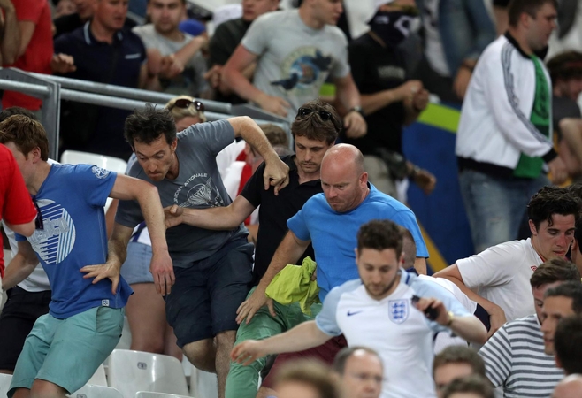 UEFA pradėjo tyrimą dėl Rusijos futbolo aistruolių smurto per rungtynes su Anglija