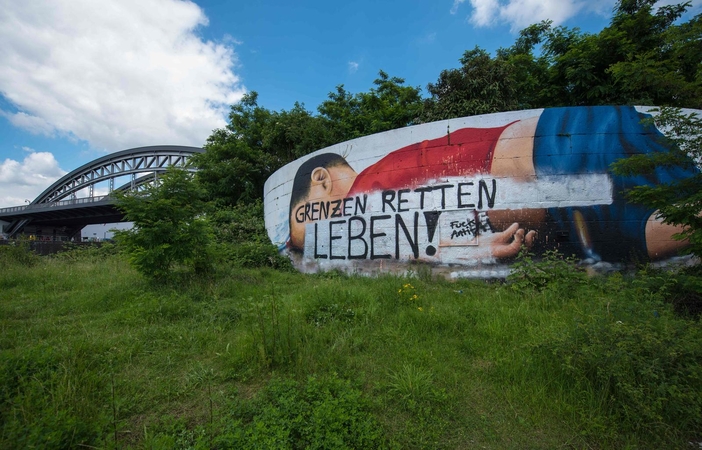 Vokietijos vandalai išniekino nuskendusiam sirų berniukui skirtą meno kūrinį