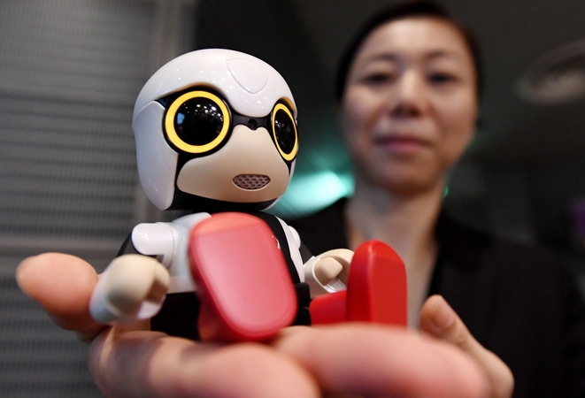 „Toyota“ pristato miniatiūrinį kalbantį robotą