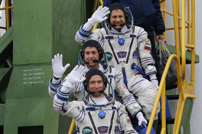 Rusijos raketa išskraidino į kosminę stotį du rusus ir amerikietį 