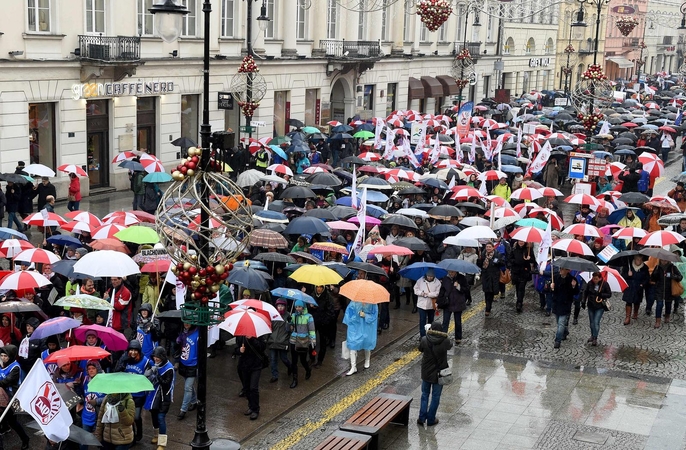 Tūkstančiai lenkų protestuoja prieš švietimo reformas