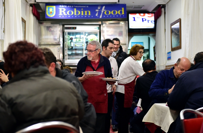 Garsiojo plėšiko vardu pavadintame Madrido restorane valgydinami benamiai 