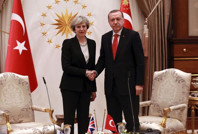 Britanijos lyderė prašo Turkiją užtikrinti žmogaus teises