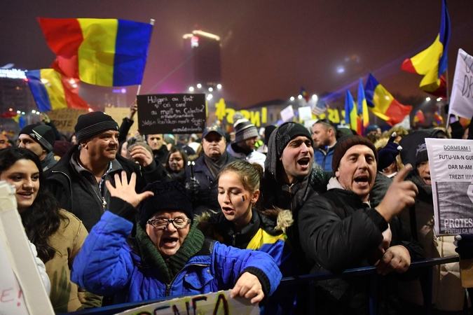 Masiniai protestai Rumunijoje privertė vyriausybę nusileisti
