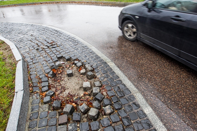  Vairuotojai pasidarbavo: Radvilėnų pl. žiedui vėl reikia remonto