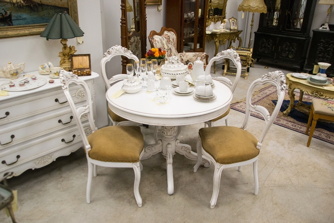 Geltonoji galerija „Urmo“ miestelyje – nuo darbo drabužių iki erotinių prekių