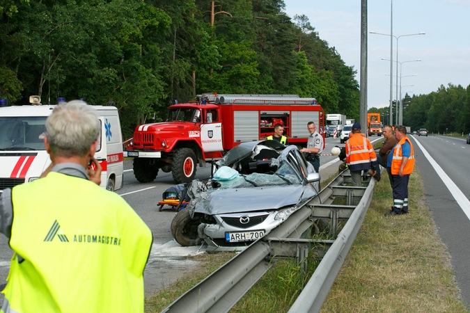 Autostradoje susidūrė vilkikas ir „Mazda“:  žuvo jaunas vyras