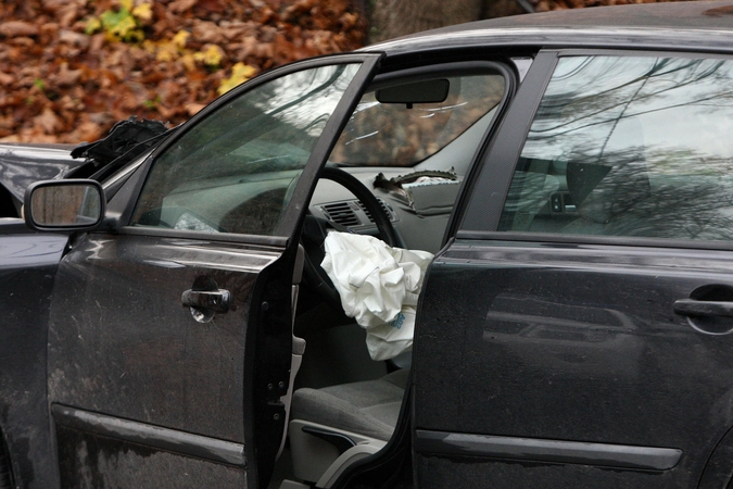 Telšių rajone automobiliu atsitrenkęs į medį žuvo teisių vairuoti neturėjęs jaunuolis