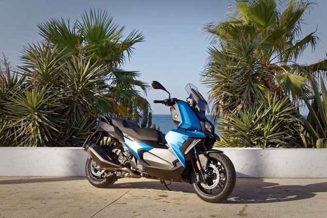„BMW Motorrad“ pavasario naujienos – ir sporto, ir kelionių gerbėjams