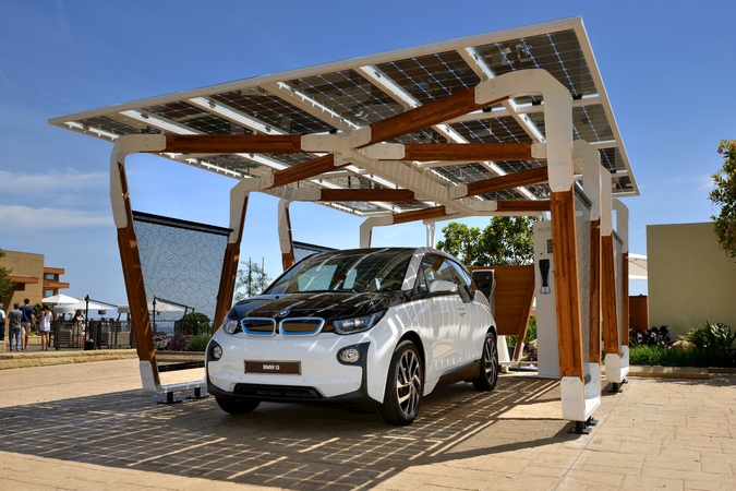Elektromobilių įkrovimo stotelės: energija iš saulės, konstrukcija – iš bambuko