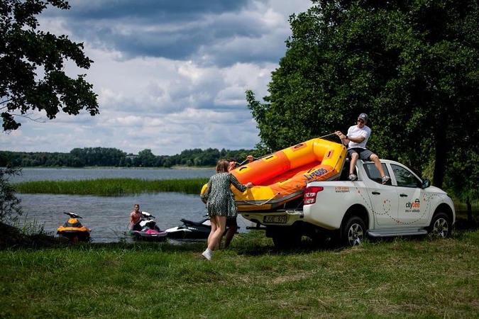 „CityBee“ pasiūlė išbandyti Ch. Norriso įvertintą automobilį