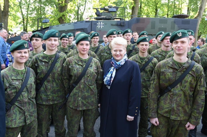 Klaipėdoje į atsargą išlydėti pirmieji šauktiniai