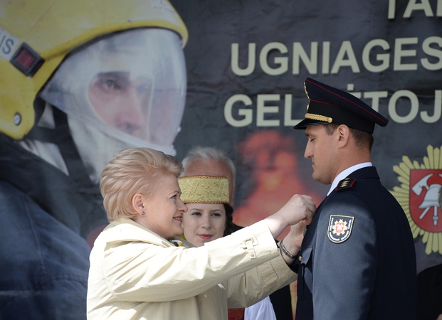 Prezidentė apdovanojo tris Kuršių nerijos gaisrą gesinusius pareigūnus