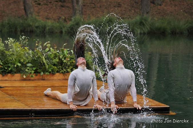 Spektaklio ežere choreografė: vanduo padeda išlikti tikriems