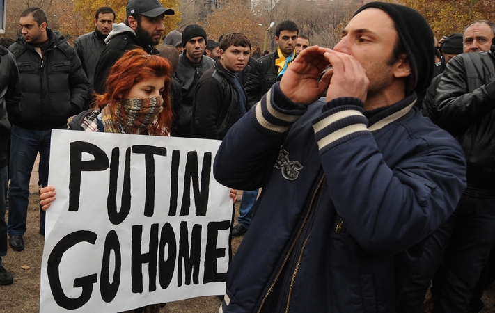 Rusijos prezidentą Armėnijoje pasitiko plakatai: Putinai, važiuok namo!