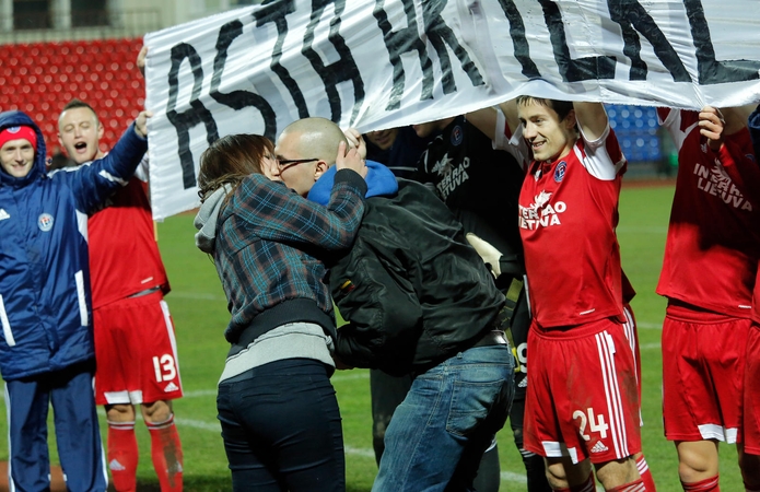 Lietuvos futbolo čempionų komanda padėjo aistruoliui pasipiršti mylimajai
