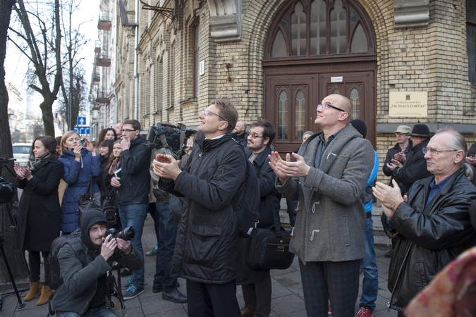 STT nepalieka žurnalistų ramybėje, šie atsako protestais (vėl vykdomos kratos)