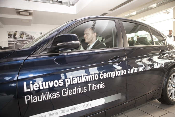 Plaukikui G. Titeniui įteikti naujutėlaičio "BMW 316i" rakteliai