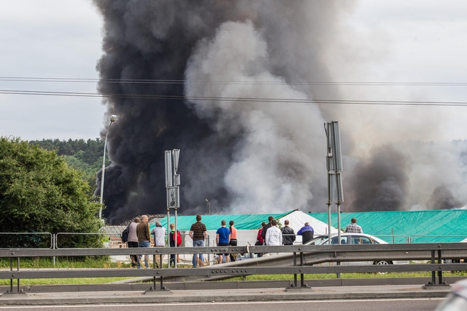 Angarų savininkas: gaisrą sukėlė neužgesinta cigaretė