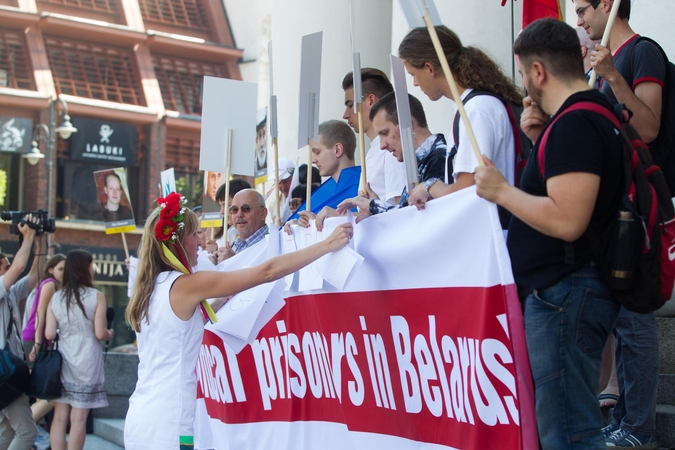 Protestuotojai ragino Baltarusiją paleisti politinius kalinius