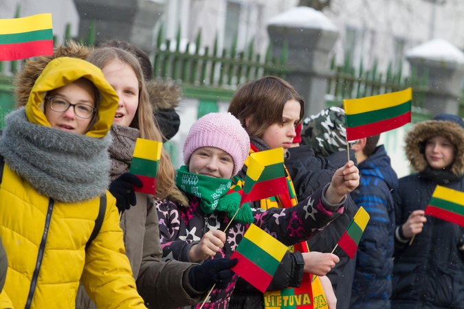 Dvi sostinės mokyklas sujungė rankų tiltas