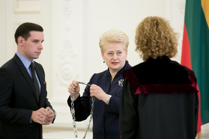 Prezidentė priėmė apylinkių teismų teisėjų priesaikas