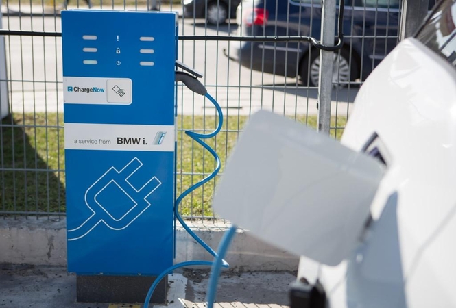 Vilniuje – pirma saulės energijos įkrovimo stotelė elektromobiliams
