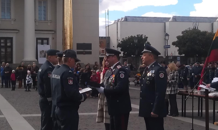 Rotušės aikštėje pagerbti labiausiai pasižymėję policijos pareigūnai