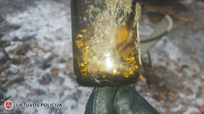 Narkotikus slėpė stiklainyje, pinigus – apatiniuose