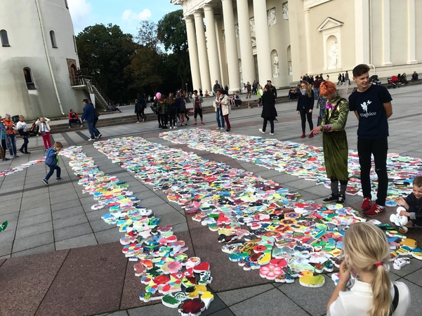 Katedros aikštę nuklojo rekordinis piešinys iš vaikų žaislų